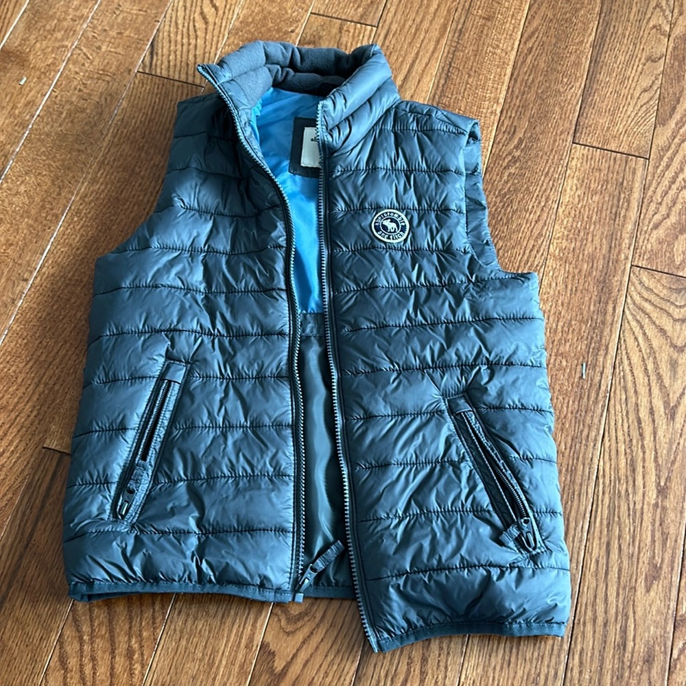 ABERCROMBIE AND FITCH VEST - GREY PUFFER VEST - SMOKE AND PET FREE HOUSE!!